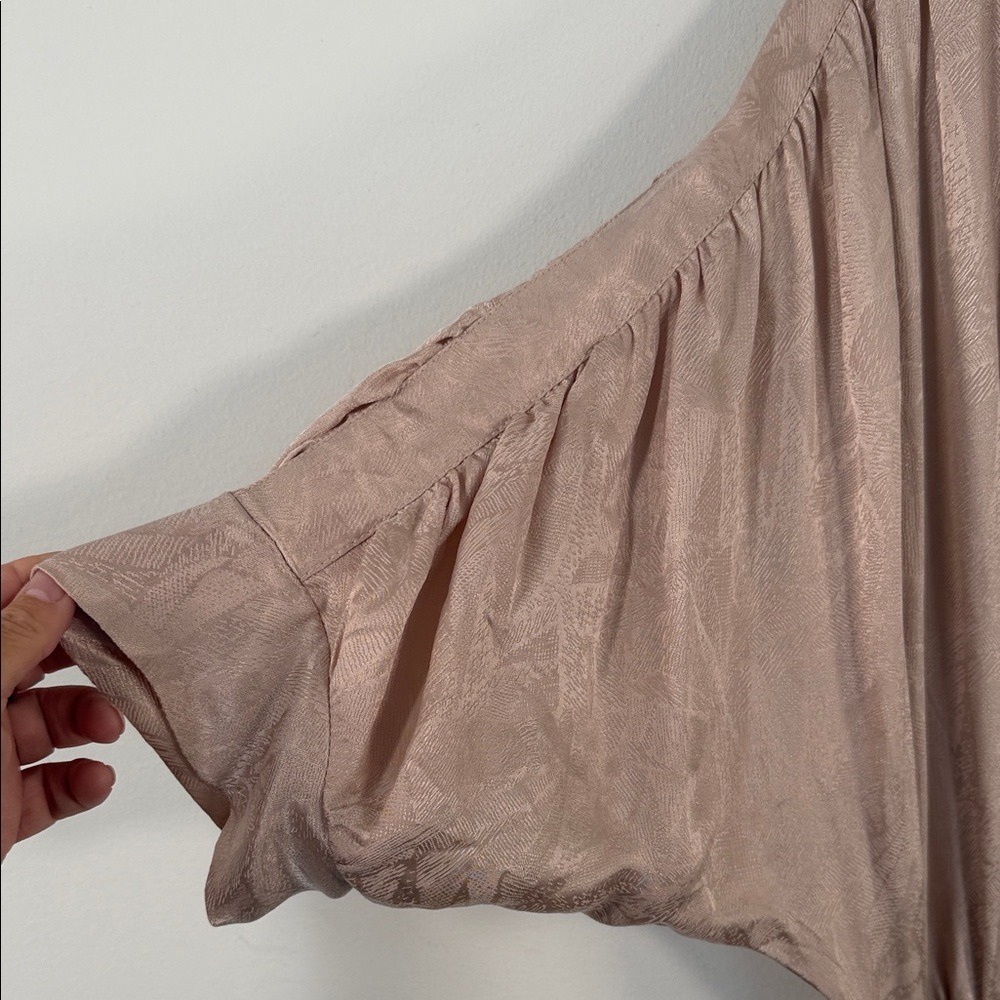 Callahan Knitwear Champagne Blush Jacquard Knot Front V-Neck Midi Dress Medium - Picture 5 of 7